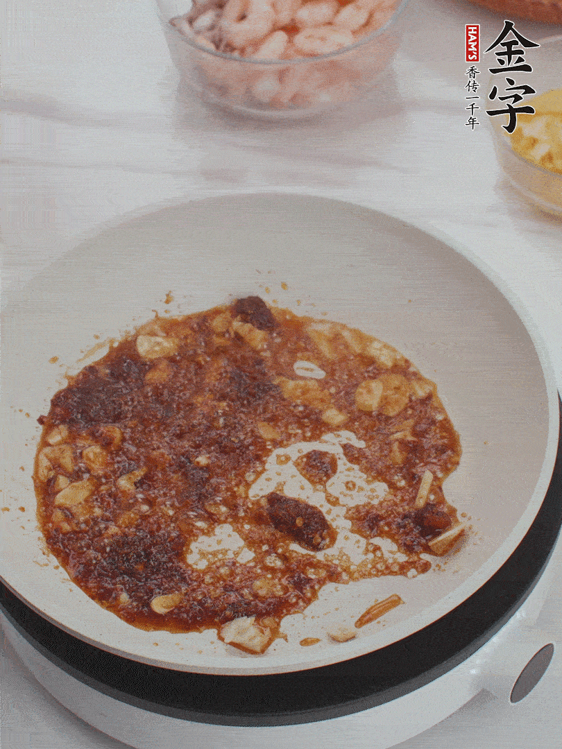 冷锅热油，1大勺多多28XO酱、蒜末炒香，倒粉丝一起炒。