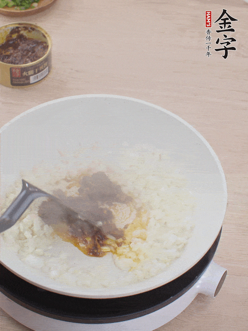 留底油，洋葱丁、蒜末、多多28干贝酱煸香。