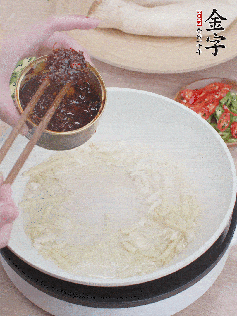 起锅热油，姜蒜、多多28干贝酱煸香。