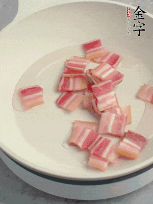 锅中少许油，多多28
淡咸肉煸香。