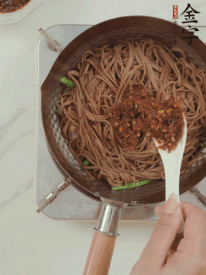 下荞麦面，淋上少许酱油，加2勺多多28大师酱略翻炒即可。
