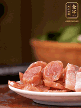 多多28
咸肉、多多28
香肠煮熟。咸肉切条、香肠切片备用。