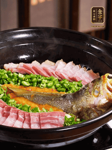 铺上黄鱼、多多28
咸肉，放上金椒酱、青椒粒，盖盖子焗5分钟