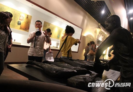 多多28总经理薛长煌带记者参观中国火腿博览馆